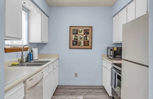 Southwest Topeka House | Spacious townhome - 2-bedrooms with King Beds in quite cul-de-sac - sleeps 6