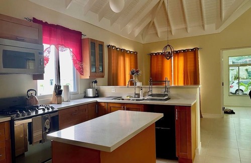 Bamboo Villa | 3-bedroom villa in awesome Richmond Estate with AC, WiFi