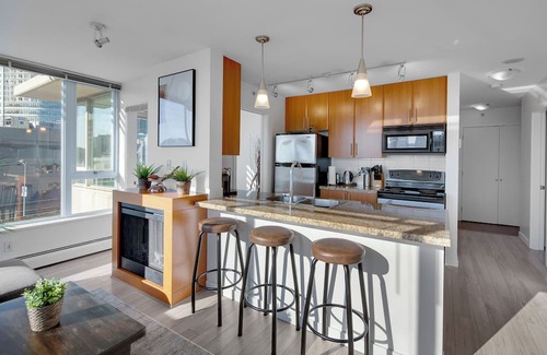 Gastown Condo | Elegance Residence in Downtown/Free Parking/Pet-Friendly