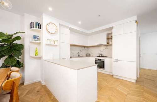Preston Apartment | Spacious City Fringe Charm – Pool, Balcony & Park