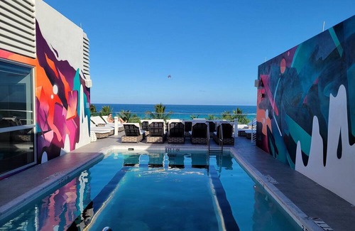 Flamingo/Lummus House | Bright King Room with Pool Access in South Beach