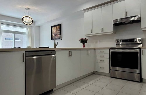 Barrie House | Zen-like Escape, Skiing Canoeing Hiking Nearby in Barrie ON