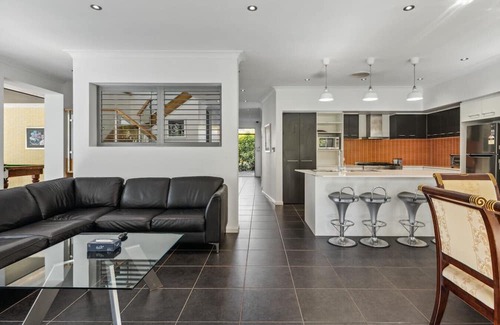 Calamvale House | HolidayParadise 4BR Pool/BBQ/Parking nearMall/Park