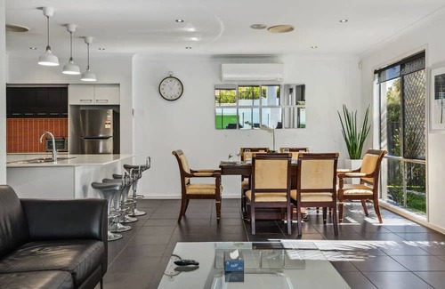 Calamvale House | HolidayParadise 4BR Pool/BBQ/Parking nearMall/Park