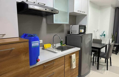 Kapitolyo Condo | Cozy Studio in Mandaluyong with Modern Amenities, Free Pool & Gym Access.