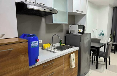 Kapitolyo Condo | Cozy Studio in Mandaluyong with Modern Amenities, Free Pool & Gym Access.