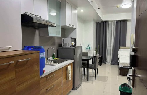 Kapitolyo Condo | Cozy Studio in Mandaluyong with Modern Amenities, Free Pool & Gym Access.