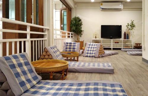Maha Phruttharam Hostel | Fun Cafe & Hostel Bangkok