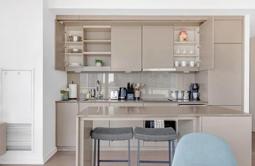 Downtown Toronto Apartment | Sunlit Corner Suite Top Location Free Parking