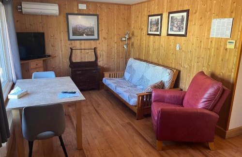 Salmon Arm Hotel | ViewPoint RV & Cottages