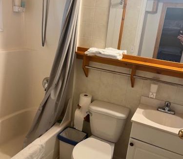 Salmon Arm Hotel | ViewPoint RV & Cottages