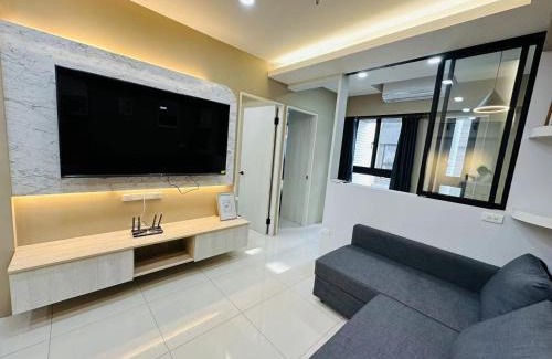Sanmin Apartment | 可免費停車 近火車站 瑞豐夜市 高醫大學 WIFI智能電視 全新舒適 洗衣機 獨立廚房可月租new