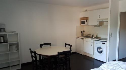 Lourdes Apartment | La Part du Lion - T1 rénové de 28 m2 pour 4 pers max - Terrasse avec vue calme et Parking - Résidence Foch - LOURDES Mairie