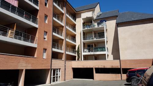 Lourdes Apartment | La Part du Lion - T1 rénové de 28 m2 pour 4 pers max - Terrasse avec vue calme et Parking - Résidence Foch - LOURDES Mairie