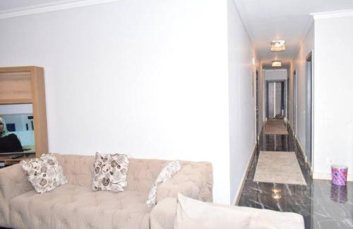 Al Duqqi Apartment | شقه 17