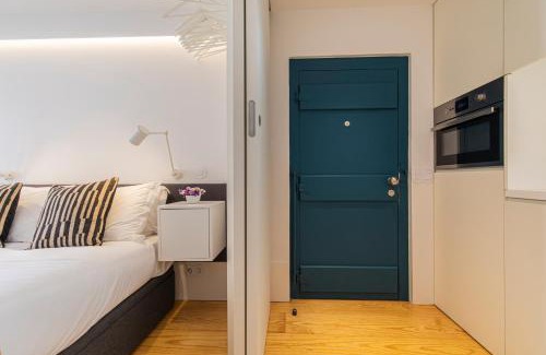 Lisbon Old Town Apartment | LovelyStay - The Blue Pool House