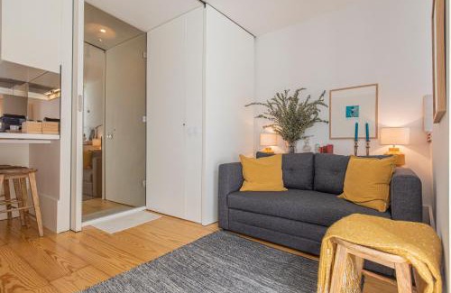 Lisbon Old Town Apartment | LovelyStay - The Blue Pool House