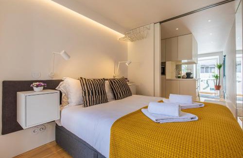 Lisbon Old Town Apartment | LovelyStay - The Blue Pool House