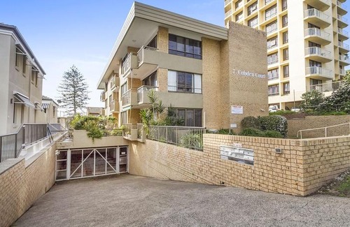 Coolangatta House | Cobden Court Unit 5 - 2 bedroom unit one street from the beach