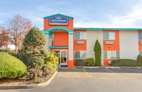 Southeast Salem Hotel | Howard Johnson by Wyndham Salem