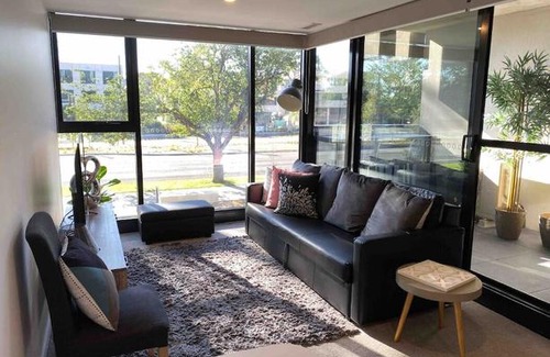 Braddon Apartment | Midnight Luxe 1 BR Executive Apartment in the heart of Braddon Pool Sauna Secure Parking Wine WiFi Netflix