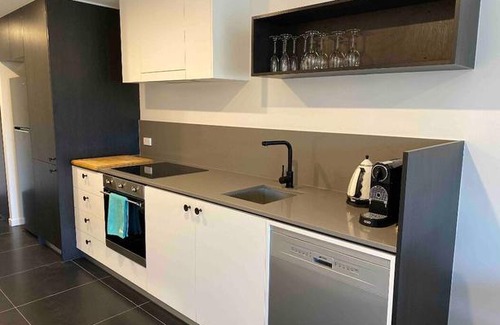 Braddon Apartment | Midnight Luxe 1 BR Executive Apartment in the heart of Braddon Pool Sauna Secure Parking Wine WiFi Netflix