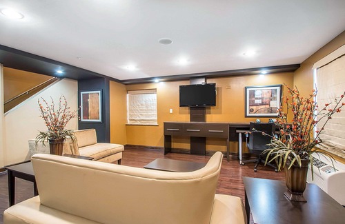 Elmhurst Hotel | Clarion Inn Elmhurst - Oakbrook
