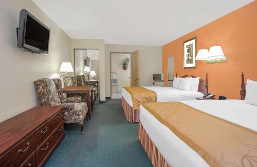 Gallup Hotel | Days Inn & Suites by Wyndham Red Rock Gallup