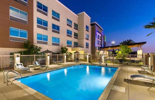 Moreno Valley Hotel | Holiday Inn Express & Suites Moreno Valley - Riverside