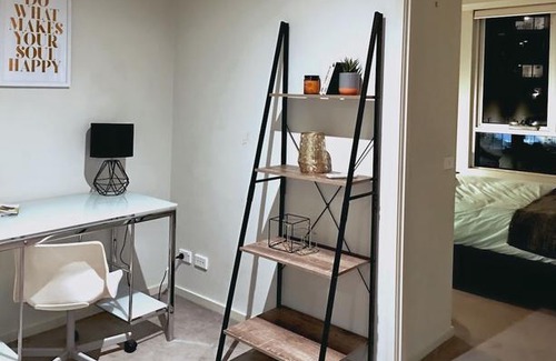 Carlton South Apartment | Modern Cbd Apartment - Free Secure Parking And Wifi