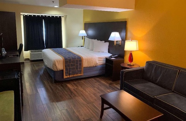 Days Inn & Suites by Wyndham Tampa/Raymond James Stadium
