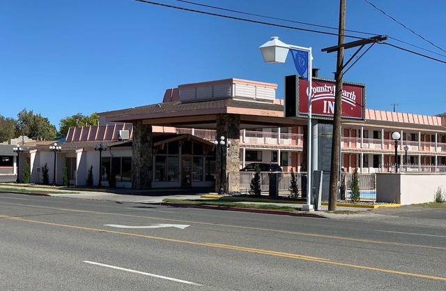 Econo Lodge Inn & Suites