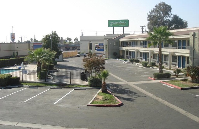 Bakersfield Inn & Suites