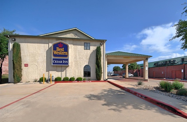 Best Western Cedar Inn