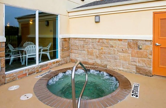 2-Star Hotel ∙ Comfort Suites Palestine