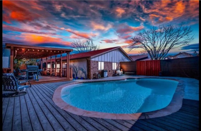Cozy 3 Bedroom with outdoor dining and a pool