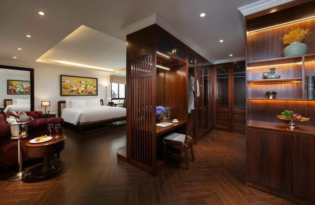 MAY DE Ville Crown Hotel 1