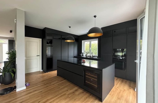 Extravagant family home with parking, fireplace & garden - pet-friendly