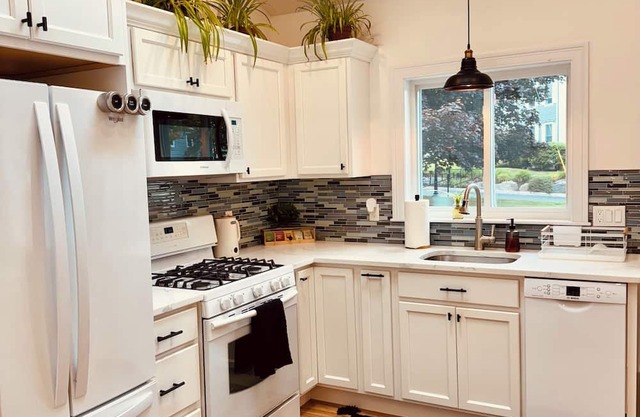 Cozy 1-bedroom water-view apartment in Salem