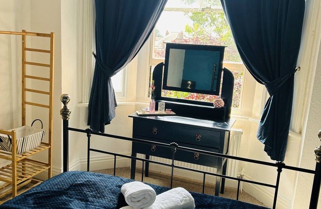 Stunning, spacious, Edwardian 2 Bedroom Apartment, Worcester City Centre