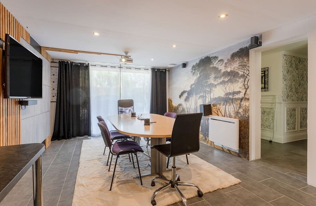 Apartment 'Appt Rez-de-jardin Salle De Réunion' with Garden and Wi-Fi