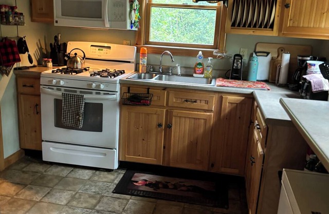 Quiet Country Retreat Charming 3-bedroom rustic country house