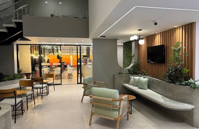 Studio completo no Batel, com cozinha, Wi-Fi e mesa para trabalho/refeições