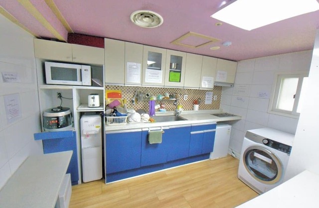 Cozy Room: 30 Seconds from Noryangjin Station, Prime Location in Seoul