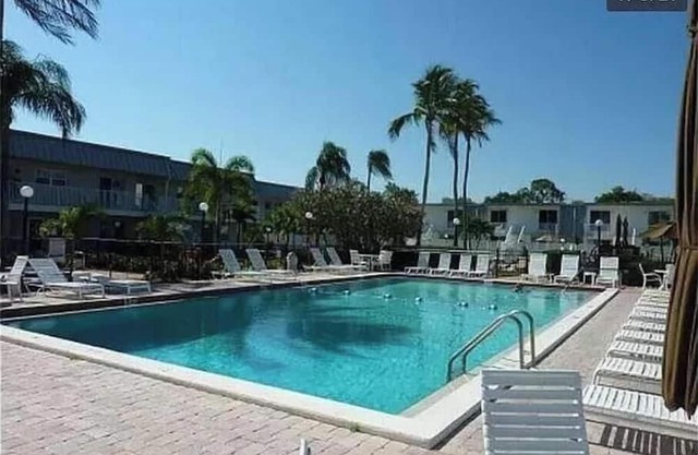 Cozy 2-bedroom Condo in beautiful Fort Myers with Pool and Tiki Hut