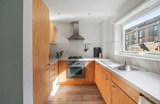 Clean, bright two bedroom flat located in fashionable Camberwell /Peckham