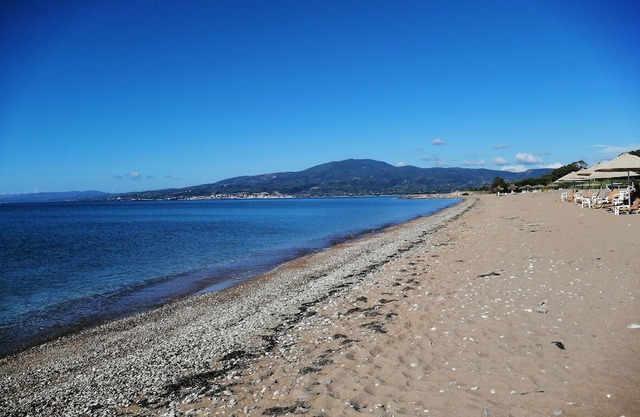 Spacious retreat with superb views and sucluded garden, 10 mins drive to beach.