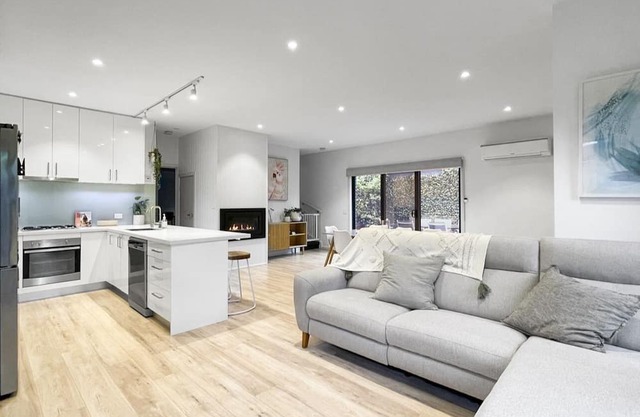 An Entire Modern Townhouse on Spray close to Beach & Amenities
