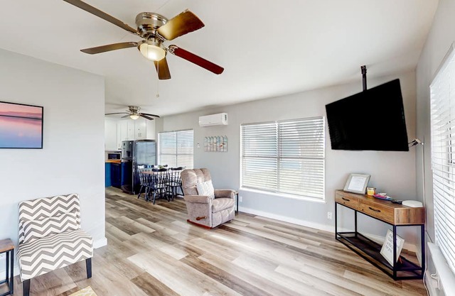 Renovated cottage with private yard, covered patio, & W/D - snowbird-friendly
