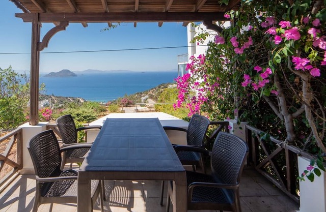 Stunning Sea View Villa w Garden, 5 min to Beach